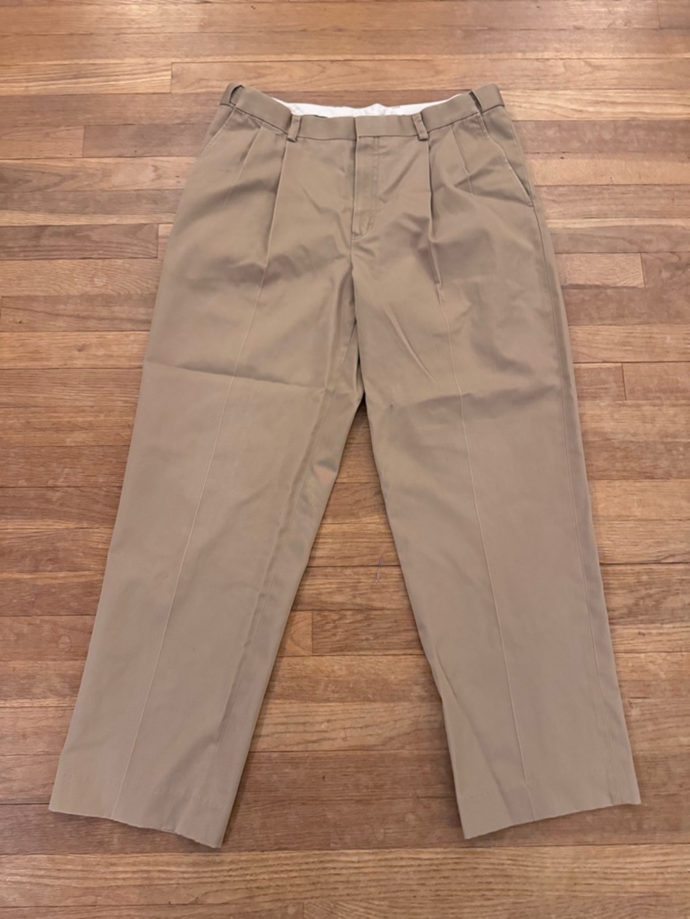 L.L. Bean Men's Khaki Comfort Waist Pleated Chino Pants - Size 34
 b24